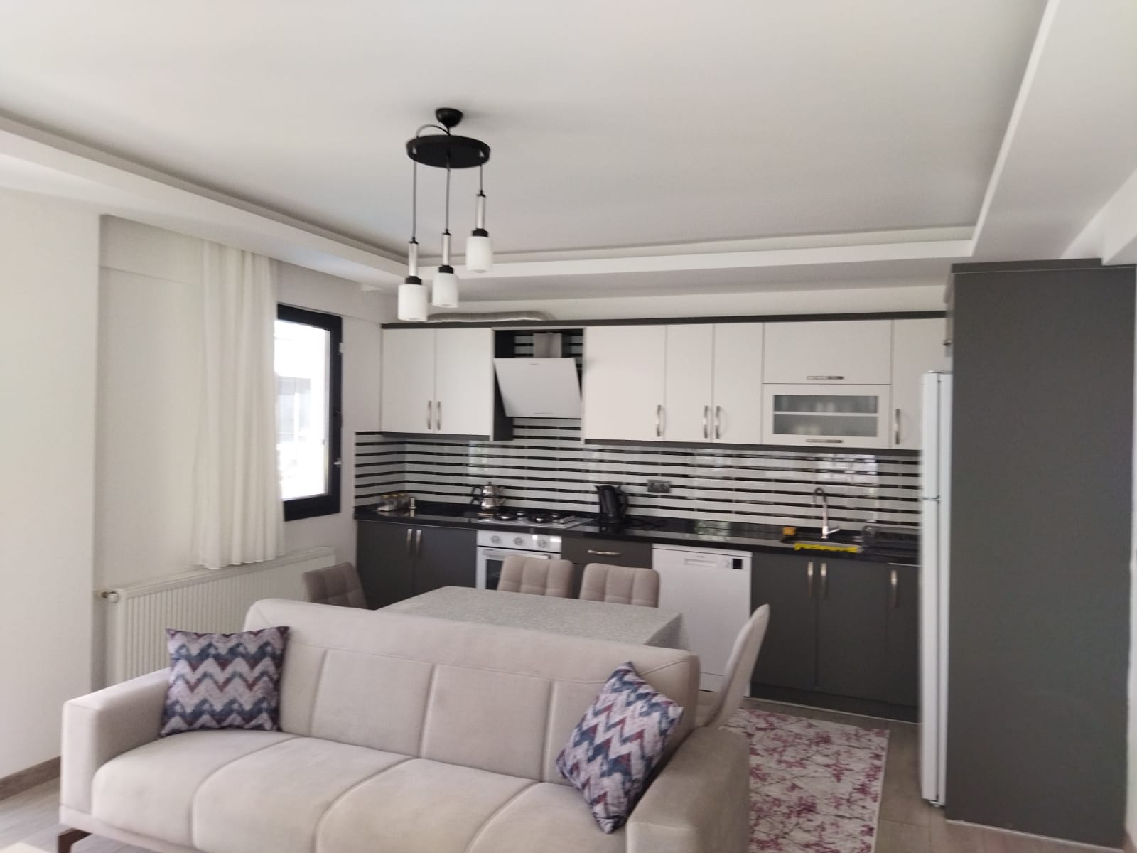 FOÇA HAVUZLU FUL EŞYALI KALORİFERLİ 3+1KİRALIK DAİRE