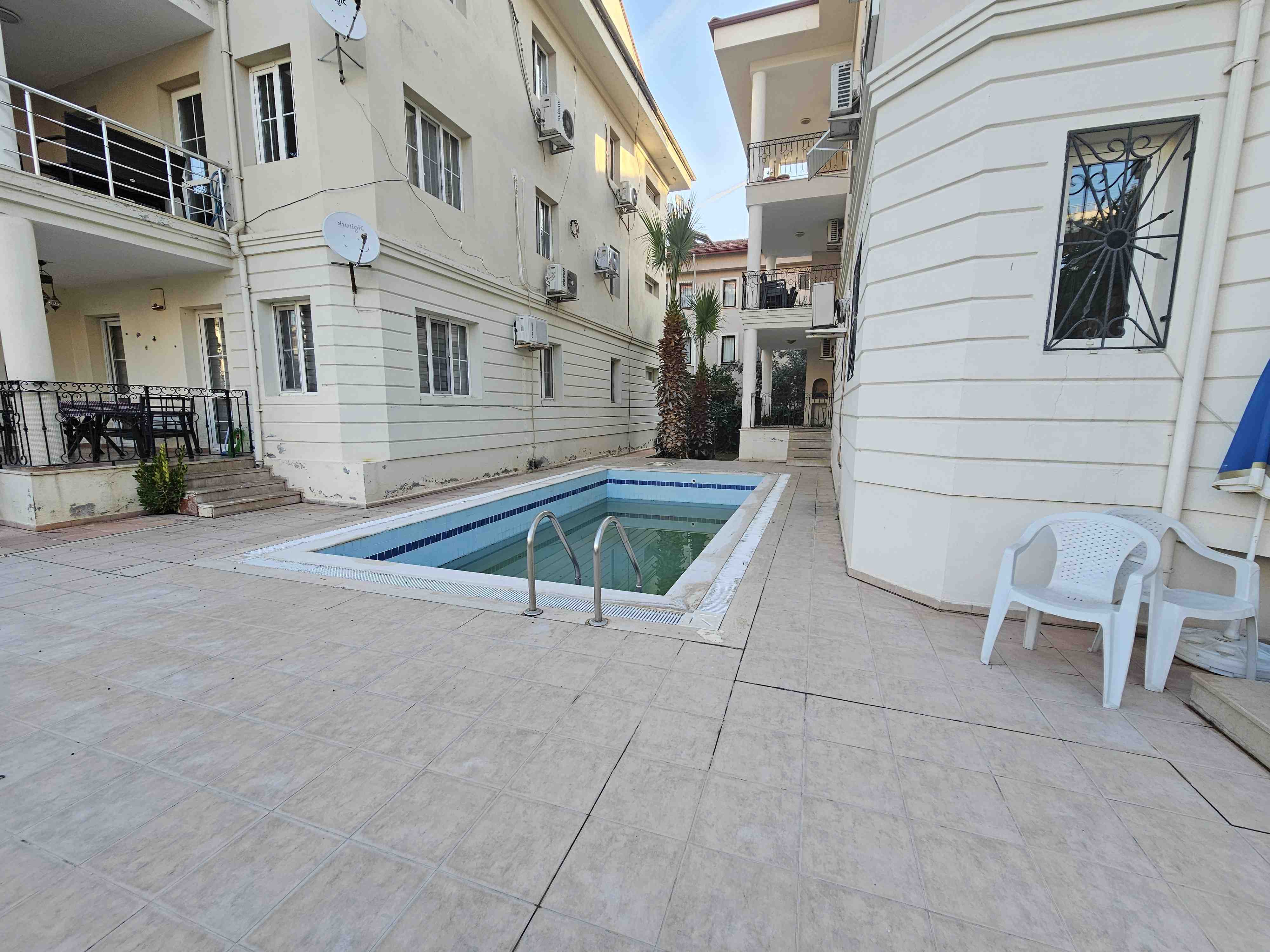 BABATAŞI HAVUZLU SİTEDE EŞYALI 2+1 SATILIK DAİRE